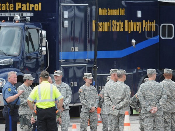 Американские власти прилагают усилия для восстановления порядка в городе Фергюсон